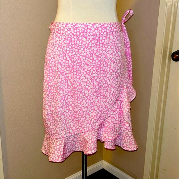 Vero Moda Dresses & Skirts - Wrap short skirt, pink with white flowers, size medium
